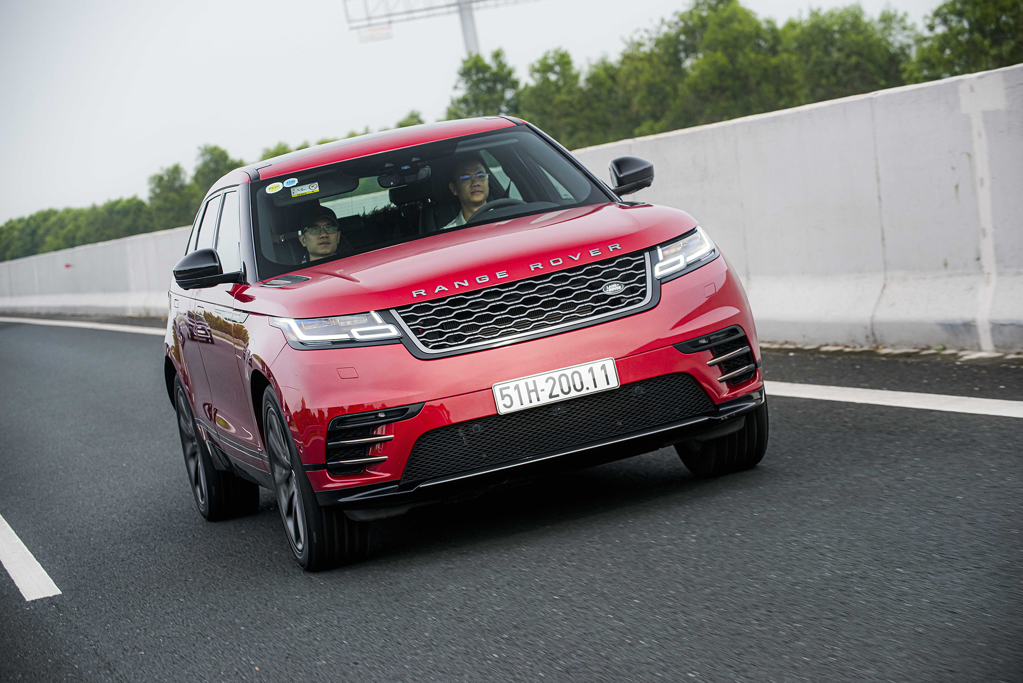 Range Rover Velar – thiết kế bắt mắt, cảm giác lái êm ái